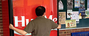 Картинка Coca-Cola установила в Сингапуре "любвеобильный" автомат