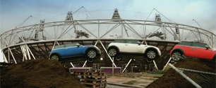 Картинка «Бритальянская работа» представляет автомобили MINI и легендарных спортсменов