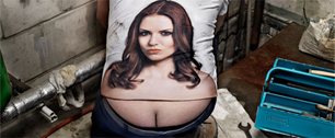 Картинка Попа сантехника может быть привлекательнее женской груди. Смелая реклама ассоциации немецких слесарей
