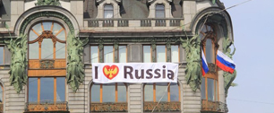 Картинка Павел Дуров повесил на окнах офиса гигантский баннер "I love Russia" и государственные флаги