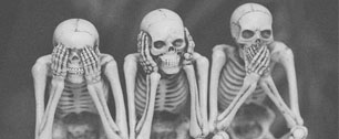Картинка к Власти проверят наружку со скелетом, рекламирующую одежду «из кожи»