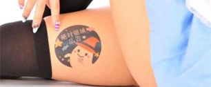 Картинка Японские рекламщики используют женские ноги для размещения рекламы