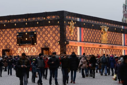 Картинка С «сундуком» Louis Vuitton на Красной площади разберется ФАС