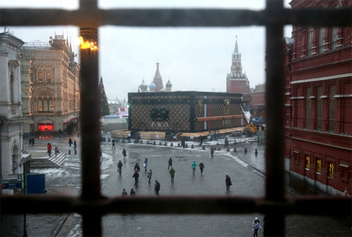 Картинка Louis Vuitton оштрафован на 10 тысяч рублей за «чемодан» на Красной площади
