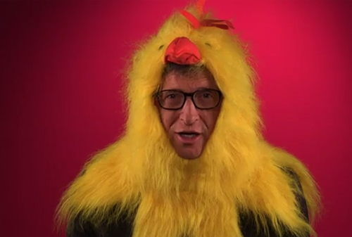 Картинка Билл Гейтс снял «вирусный» ролик с собой в костюме цыпленка