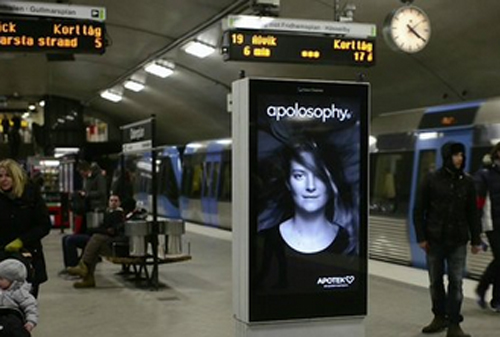Картинка Рекламу в шведском метро научили реагировать на прибытие поезда