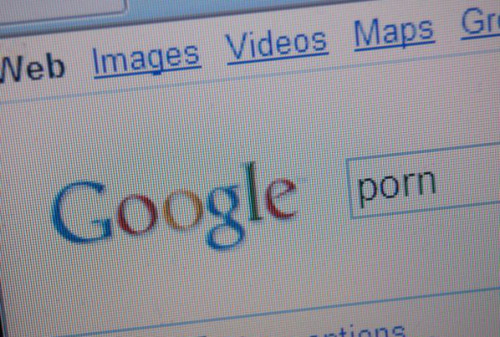 Картинка Google начал блокировать рекламу порнографии в поисковой выдаче