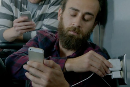 Картинка Samsung высмеял любителей iPhone в новой рекламе
