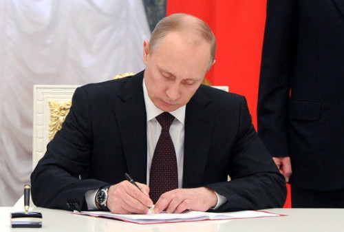 Картинка СМИ: Путин подписал все принятые Госдумой в весеннюю сессию законы