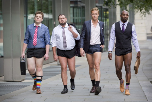 Картинка Для рекламы своих программ  Channel 4 переодел мужчин в суперкороткие шорты