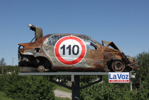 Картинка Достучаться до автомобилистов: разбитые машины установили вместо дорожных знаков