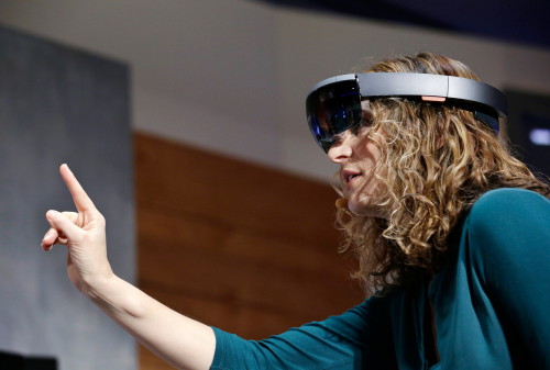 Картинка Microsoft представила очки виртуальной реальности HoloLens