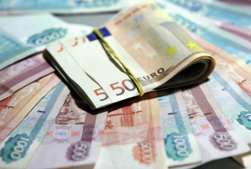 Картинка Биржевой курс евро упал ниже 70 рублей впервые с 9 января 