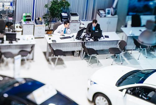 Картинка  Автобизнес пошел ко дну: продажи машин в России обвалились на 40%