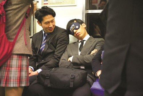Картинка Cheil Worldwide и Burger King придумали маску для сна в метро