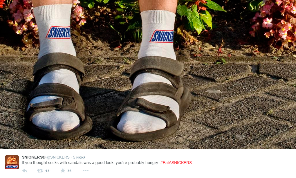 Snickers объяснил, почему мужчины надевают сандалии на носки 