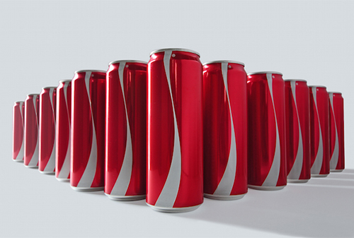 Картинка Coca-Cola убрала свой лейбл с банки, чтобы побороть предрассудки