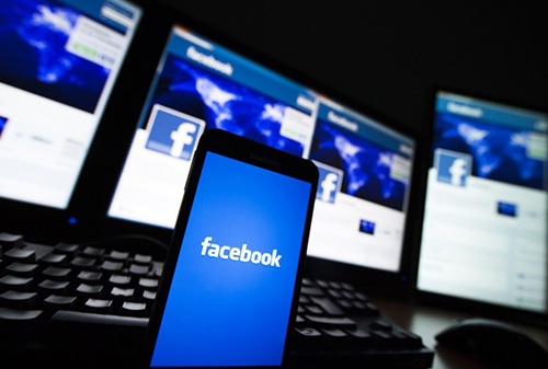 Картинка «Ведомости»: Facebook не намерена переносить персональные данные в Россию