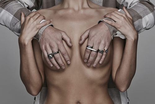 Картинка Ювелирный бренд показал мужские украшения на голых женщинах