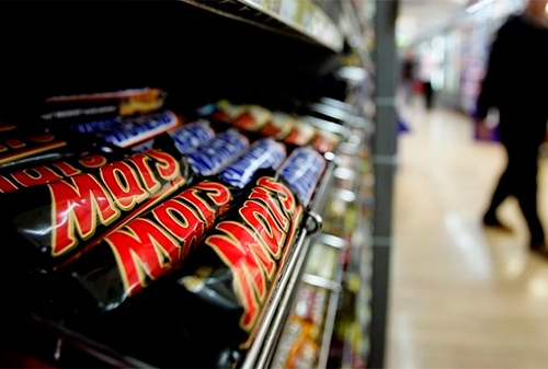 Картинка Батончики Mars и Snickers отзывают из-за пластика в конфете