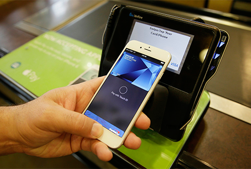 Картинка Владельцы iPhone в России смогут оплачивать покупки с помощью системы Apple Pay