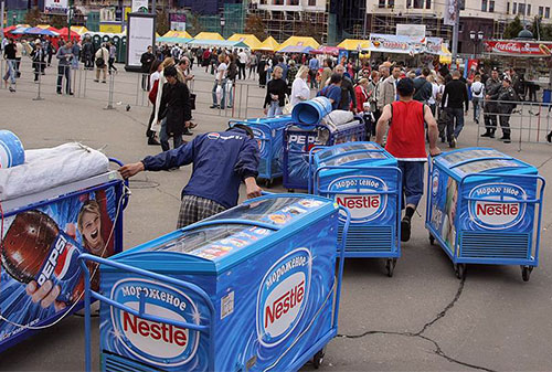 Картинка «Коммерсантъ»: Компания Nestle выводит в Россию мороженое Cadbury и Oreo