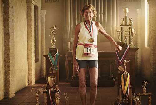Картинка Героиней новой рекламы Nike стала 86-летняя монахиня-триатлонистка
