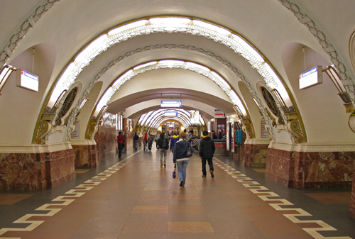 Картинка Право размещать рекламу в метро оценено в Петербурге в 10 раз дешевле, чем в Москве