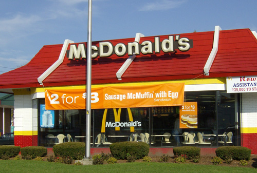 Картинка Американский McDonald&#096s начнет обслуживать посетителей за столиками
