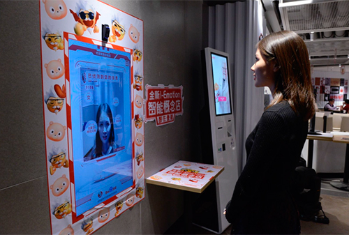 Картинка KFC и Baidu рекомендуют меню исходя из облика посетителя