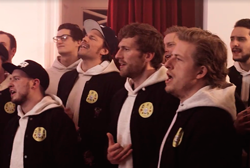Картинка В Гамбурге выступил хор из 70 мужчин-рекламистов, которые не умеют петь 