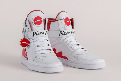 Картинка Pizza Hut создала кроссовки с кнопкой заказа пиццы