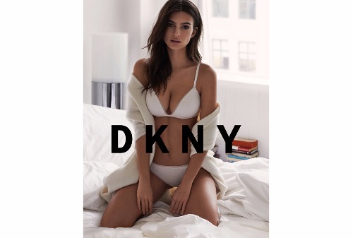 Картинка Эмили Ратажковски в рекламе DKNY выгуляла собачку в нижнем белье