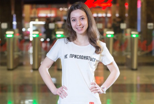 Картинка Мосметро начало продажу женских футболок с надписью «Не прислоняться» 