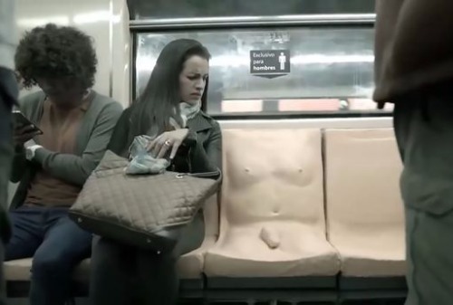 В метро Мехико появились неудобные сиденья с инсталляциями специально для мужчин