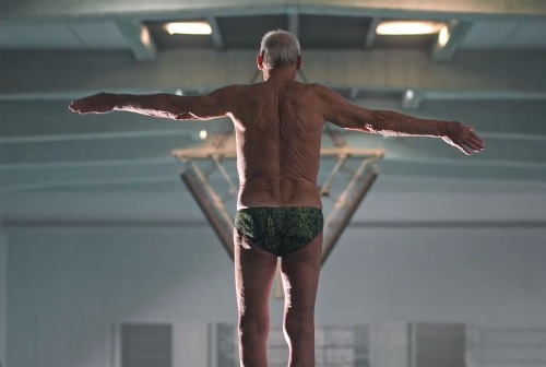 Картинка В рекламе для пожилых мужчина в 79 лет впервые прыгнул с 10-метровой вышки 