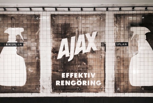 Картинка В Швеции использовали замену билбордов для рекламной чистки пустых стен 