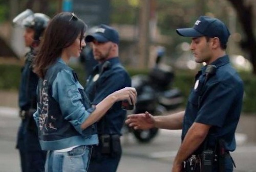 Картинка к Социальный парадокс: реклама, за которую все ругали Pepsi, улучшила имидж бренда на 44%