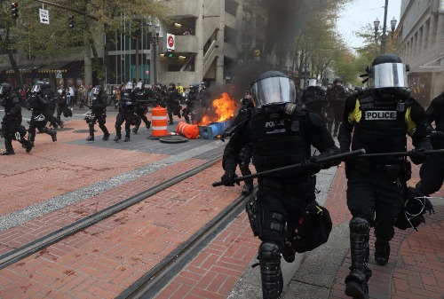 Картинка Отзвуки неудачной рекламы с Кендалл Дженнел - демонстранты забросали полицейских банками Pepsi