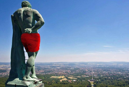 Картинка Германский рекламодатель высмеял правила Facebook, надев на статую Геркулеса трусы