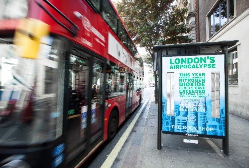 Картинка Лондонская реклама начала очищать воздух на автобусных остановках
