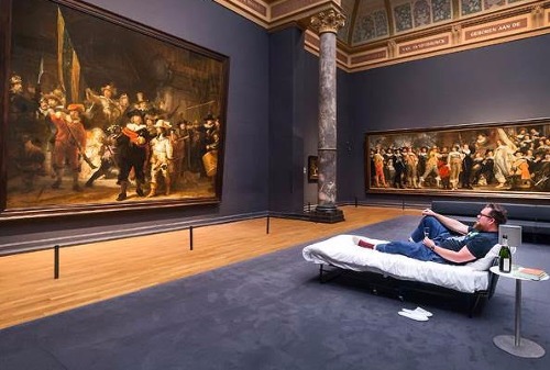 Картинка Амстердамский Rijksmuseum уложил посетителя ночевать под присмотром «Ночного дозора» Рембрандта