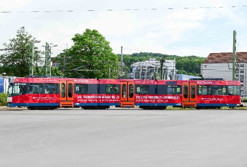 Картинка В Германии появились кроваво-красные трамваи с рекламой донорства крови