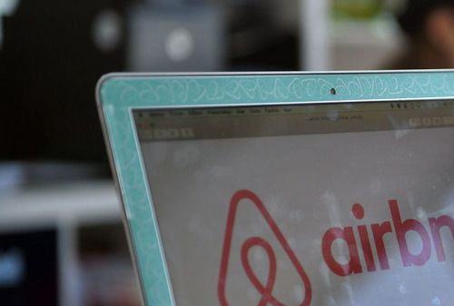 Картинка Airbnb будет проверять хозяев жилья с помощью сервиса аутентификации пользователей