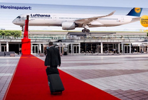Картинка Lufthansa украсила мюнхенский аэропорт огромной лестницей в небо