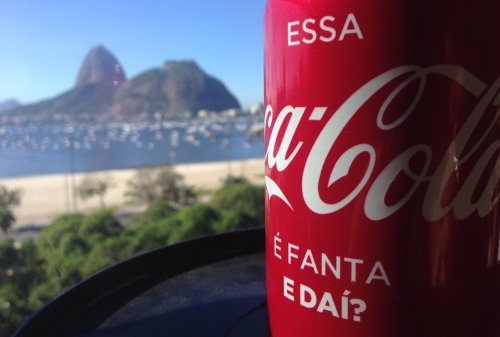 Картинка В Бразилии в поддержку гомосексуалистов заполнили Fanta фирменные банки с Coca-Cola