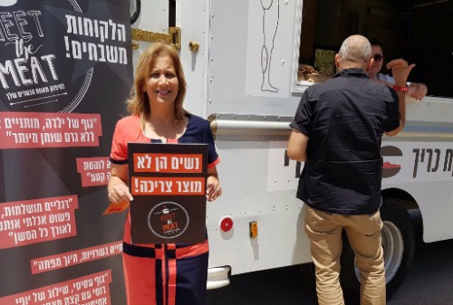 Картинка Израильская реклама против проституции: бутерброды с женским мясом