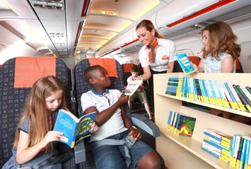 Картинка EasyJet превращает свои самолеты в летающие детские библиотеки