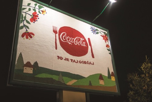 Картинка У Coca-Cola появились первые в мире вязаные билборды