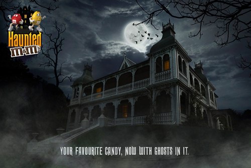 Картинка Реклама к Хэллоуину: коробки с M&M`s разместили в доме с привидениями
